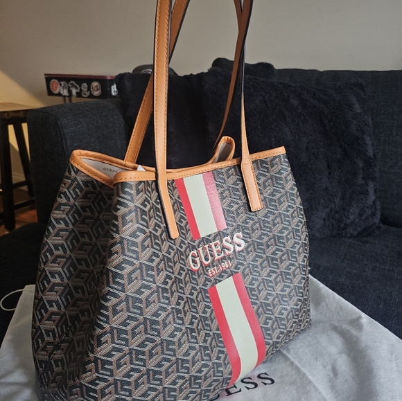 Guess Vikky Large Tote - Picture 3 of 4